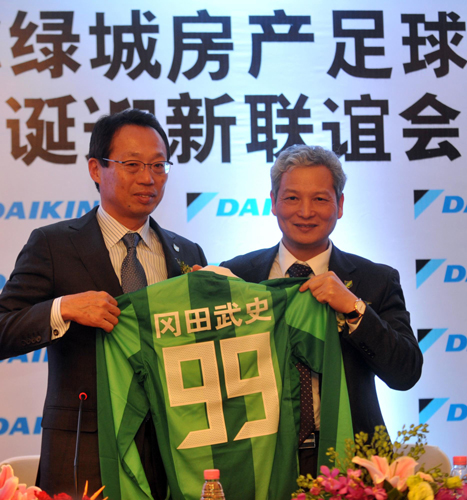 New Hangzhou Greentown manager Takeshi Okada, famed for his confident predictions, left his players at the Chinese side laughing at him when he boldly told them he was targeting victory over Barcelona at the Club World Cup next year. New Hangzhou coach Okada aims to beat Barca