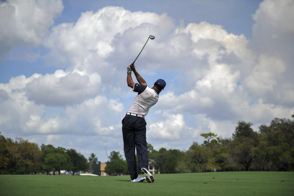 Woods shows no signs of injury at exhibition