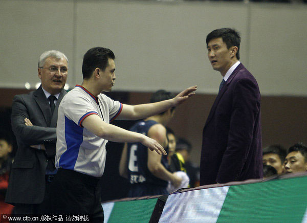 Guangdong Hongyuan head coach Du Feng, right, and assistant coach Jonas protest to the referee during their CBA league game against Beijing Ducks in Beijing, Feb 3, 2013. Beijing Ducks snaps Guangdong's 15-game winning streak
