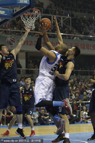 Randolph Morris, center, of Beijing Ducks goes for a basket defended by Zhu Fangyu, left, and Yi Jianlian of Guangdong Hongyuan during their CBA league game in Beijing, Feb 3, 2013. Beijing Ducks snaps Guangdong's 15-game winning streak
