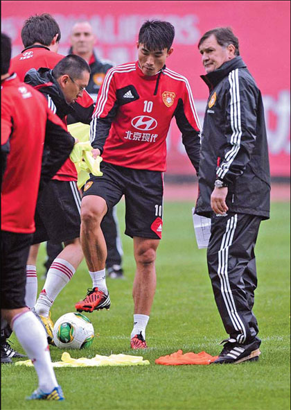 Chinese national soccer head coach Jose Antonio Camacho (right) instructs his players during a training session on Tuesday in Changsha, Hunan province. China is preparing for its second Asian Cup qualifying match, which will be against Iraq on Friday. High-stakes game for Camacho
