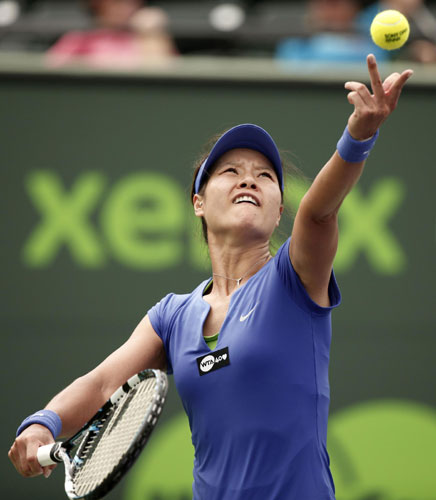Li Na of China serves during her victory over Garbine Muguruza of Spain at the Sony Open tennis tournament in Key Biscayne, Florida, March 25, 2013. Li Na sets up Williams last eight clash in Miami