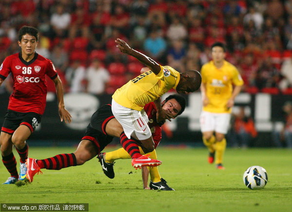 Brazilian striker Muriqui (11) of Guangzhou Evergrande fights for the ball against Muangthong United during their AFC Champions League game in Mongkok, Thailand, April 9, 2013. Guangzhou Evergrande close to ACL final 16