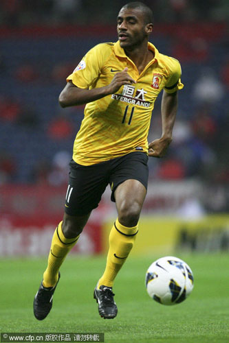 Muriqui of Guangzhou Evergrande controls the ball during their Asian Champions League Group F game against Japan's Urawa Reds in Saitama, Japan, April 24, 2013. Guangzhou Evergrande advances into knockout stage despite loss, expulsion