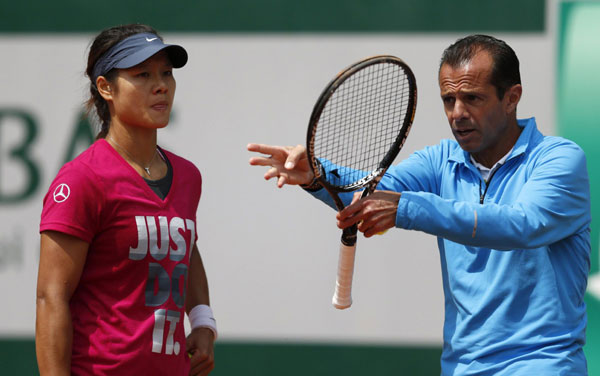 China's Li Na listens to her coach Carlos Rodriguez during a training session for the French Open tennis tournament at the Roland Garros stadium in Paris, May 25, 2013. Li Na in preparation for French Open