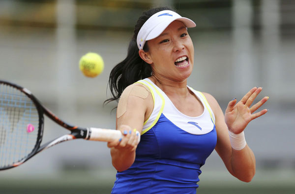 Zheng Jie of China hits a return to Melanie Oudin of the US during their women's singles match at the French Open tennis tournament at the Roland Garros stadium in Paris, May 30, 2013. Zheng Jie the only hope in Roland Garros