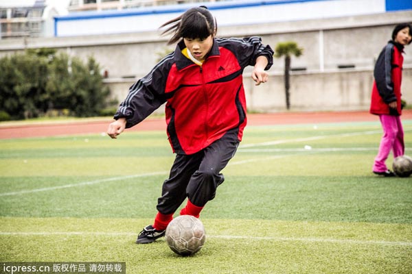 There are 50 women soccer players in Nantong, all of whom are preparing for the 18th Jiangsu Provincial Games slated to be held in 2014. Soccer can be girls' sport