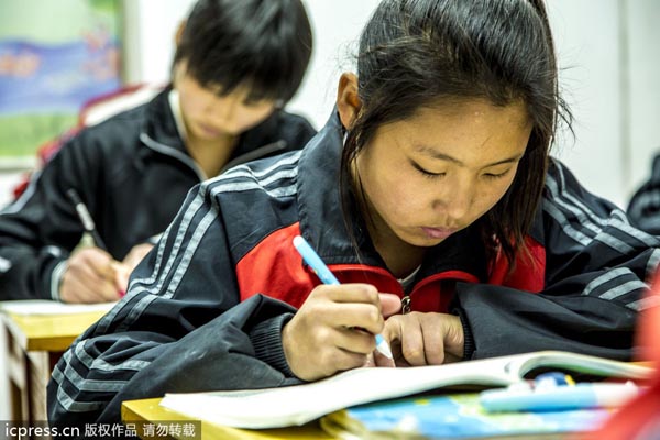 There are 50 women soccer players in Nantong, all of whom are preparing for the 18th Jiangsu Provincial Games slated to be held in 2014. Soccer can be girls' sport