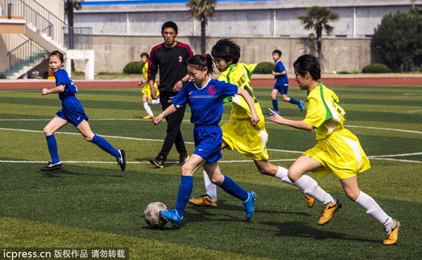There are 50 women soccer players in Nantong, all of whom are preparing for the 18th Jiangsu Provincial Games slated to be held in 2014. Soccer can be girls' sport