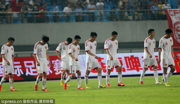 Chinese national team players leave the court after a humiliating 1-5 loss to Thailand in an international friendly in Hefei, Anhui province, June 15, 2013. Soccer national team concedes humiliating defeat