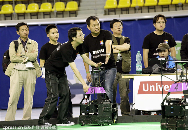 Chinese robot-football team won the final match of RoboCup Robots fulfill China's soccer dream
