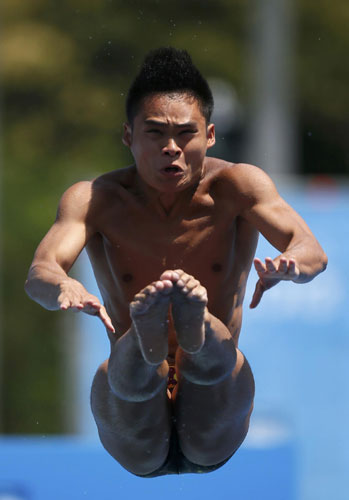 China's Li Shixin performs a dive at the men's 1m springboard final during the World Swimming Championships at the Montjuic municipal pool in Barcelona, July 22, 2013. China wins one more gold at World Championships