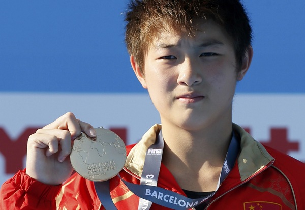China's Si Yajie poses with her gold medal at the women's 10m platform victory ceremony during the World Swimming Championships at the Montjuic municipal pool in Barcelona July 25, 2013. 14-year-old Si grabs gold in 10-meters