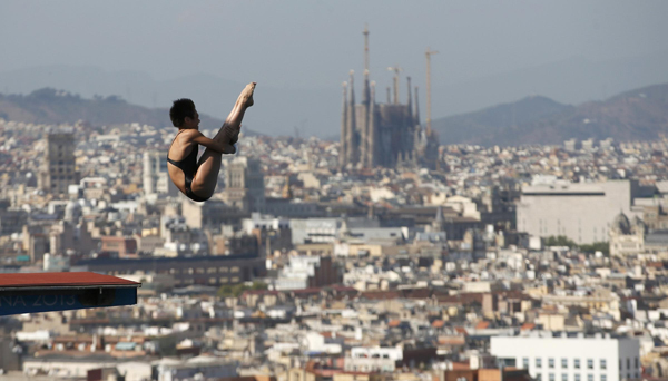 China's Si Yajie performs a dive at the women's 10m platform final during the World Swimming Championships at the Montjuic municipal pool in Barcelona July 25, 2013. 14-year-old Si grabs gold in 10-meters
