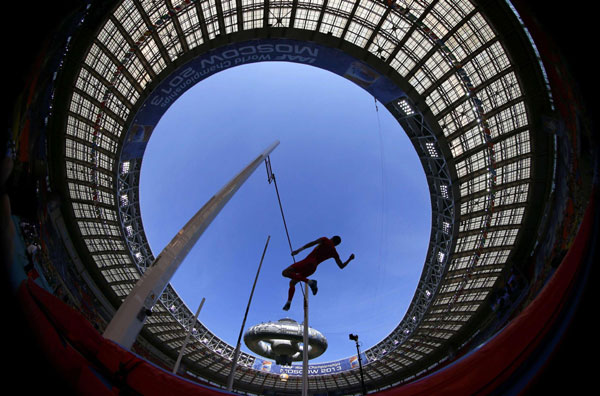 Yang Yancheng of China competes in the men's pole vault qualifying round during the IAAF World Athletics Championships at the Luzhniki stadium in Moscow, Aug 10, 2013. Chinese athletes at IAAF World Athletics Championships