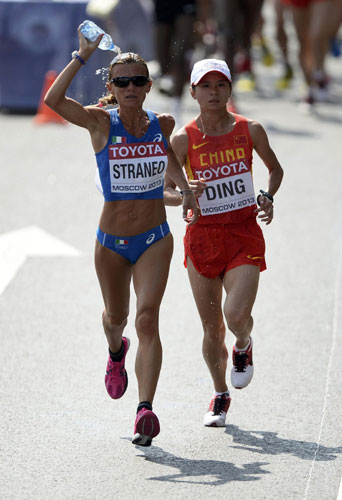 Ding Changqin of China (R) and Valeria Straneo of Italy run through the streets of Moscow in the women's marathon during the IAAF World Athletics Championships, Aug 10, 2013. Chinese athletes at IAAF World Athletics Championships