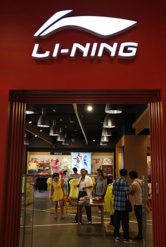 Customers shop in a Li Ning store in Beijing, Aug 6, 2013. Li Ning stages comeback