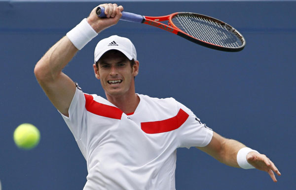 Andy Murray of Britain hits a return to Florian Mayer of Germany at the US Open tennis championships in New York, Sept 1, 2013. Serena beats Stephens as Murray cruises
