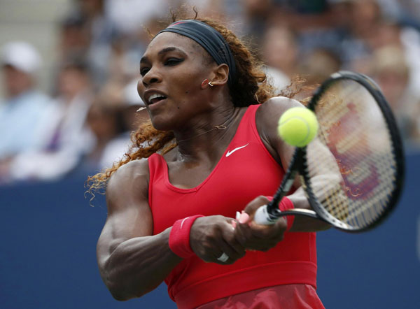 Serena Williams of the U.S. returns to compatriot Sloane Stephens at the U.S. Open tennis championships in New York September 1, 2013. Serena beats Stephens as Murray cruises