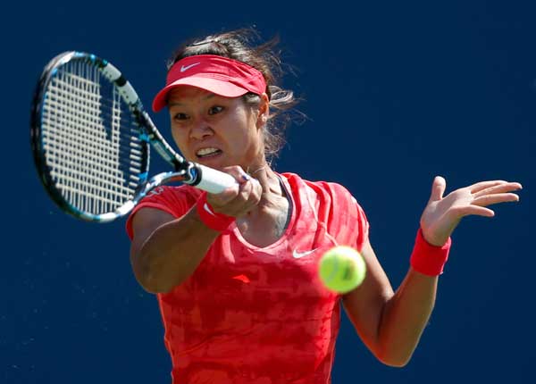 Li Na of China hits a return to Ekaterina Makarova of Russia at the US Open tennis championships in New York, Sept 3, 2013. Li Na becomes China's first US Open semifinalist