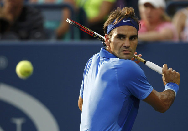 Roger Federer of Switzerland hits a return to Tommy Robredo of Spain at the U.S. Open tennis championships in New York September 2, 2013. Federer knocked out of US Open by Robredo