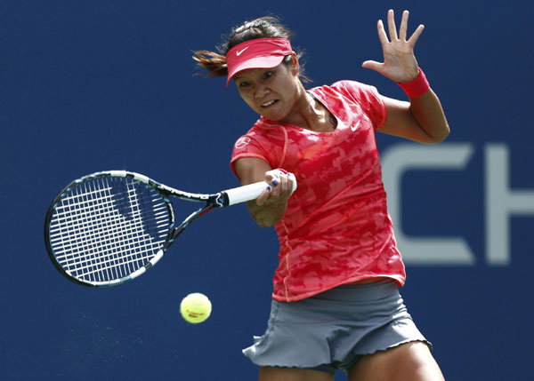 Li Na of China hits a return to Ekaterina Makarova of Russia at the US Open tennis championships in New York, Sept 3, 2013. Li Na becomes China's first US Open semifinalist