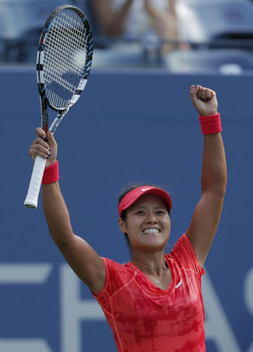Li Na of China celebrates after defeating Ekaterina Makarova of Russia at the US Open tennis championships in New York, Sept 3, 2013. Li Na becomes China's first US Open semifinalist