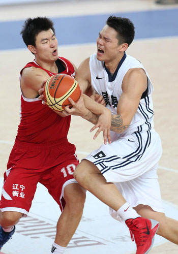 Zhu fangyu, right, of Guangdong breaks through during their men's basketball final against Liaoning at the National Games in Shenyang, Sept 12, 2013. Guangdong defended men's basketball title at Games