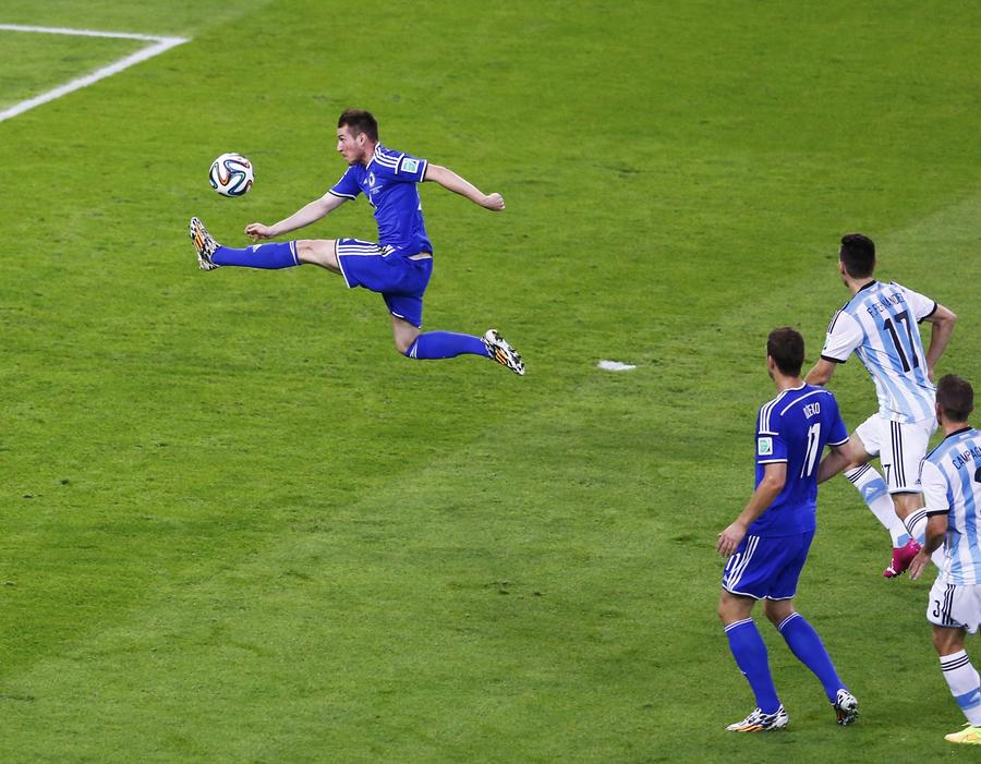 Messi scores and lifts Argentina 2-1 over Bosnia
