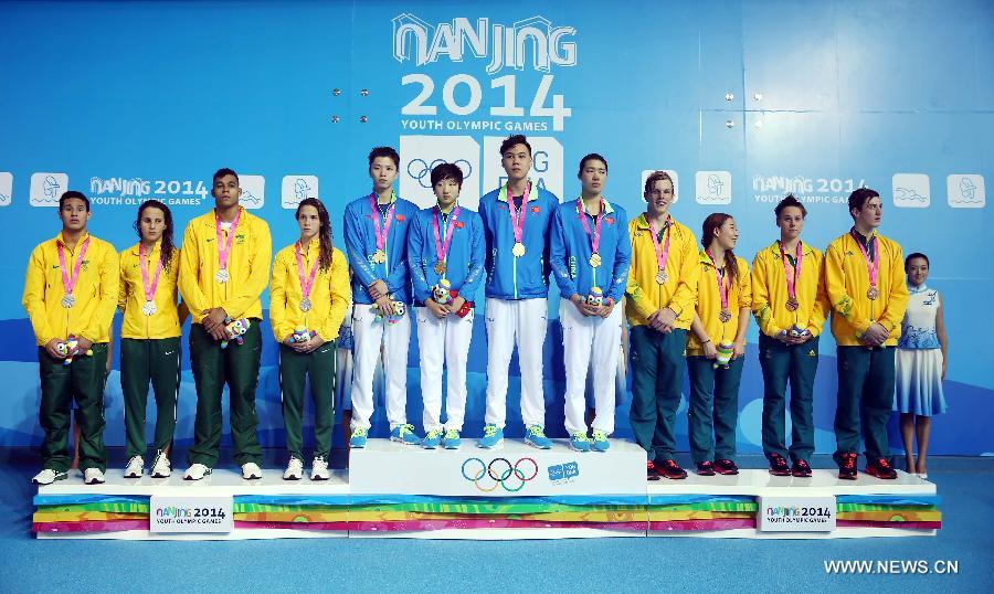 Team China win gold at mixed 4 x 100m freestyle relay