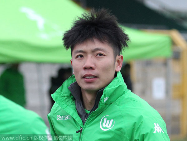 Zhang Xizhe debuts in Wolfsburg training