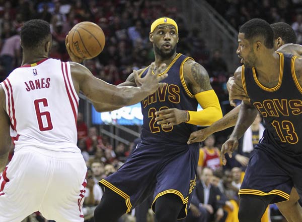 Harden's 33 points leads Rockets over Cavs 105-103