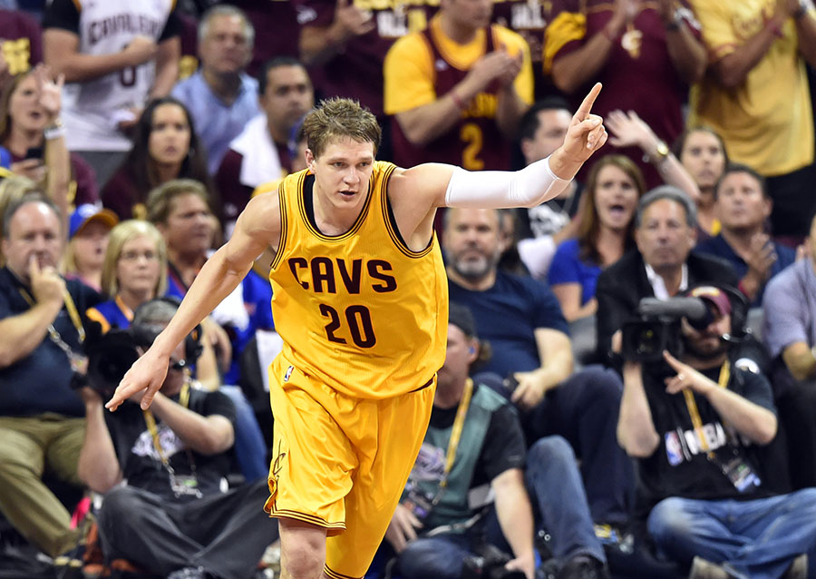 Warriors top Cavaliers to square up NBA Finals