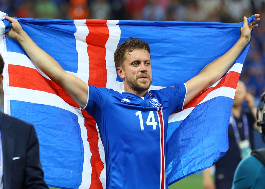 Iceland shock England 2-1 to reach quarterfinals