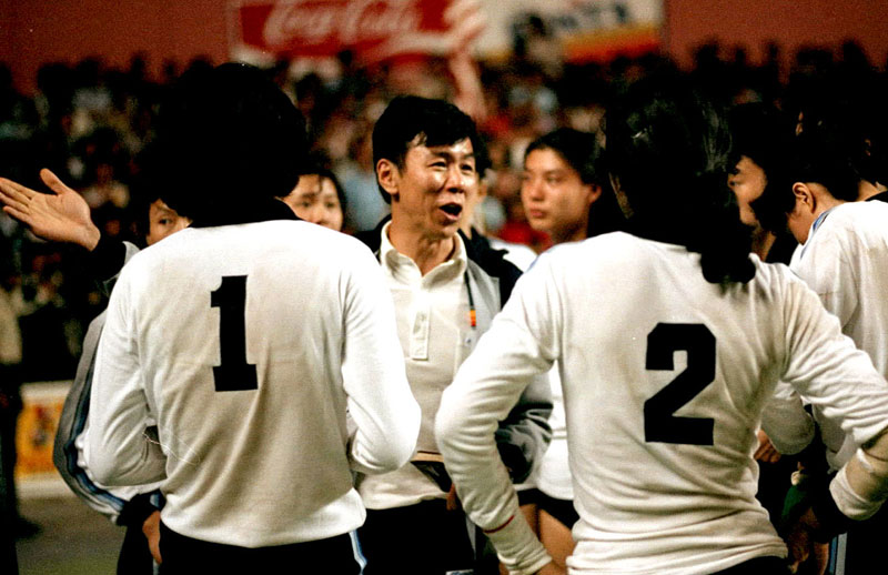 Yuan Weimin (center) coaches team China during the 9th Women's Volleyball Championships on Sept 20, 1982. China's women's volleyball head coach since 1980s