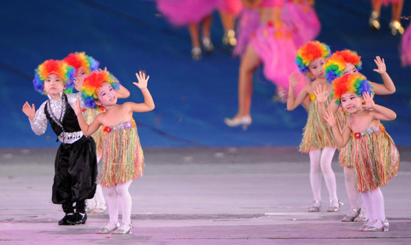 Children dance before the opening ceremony of the Shenzhen Universiade in Shenzhen, South China's Guangdong province, Aug 12, 2011. In the hours leading up to Universiade opening