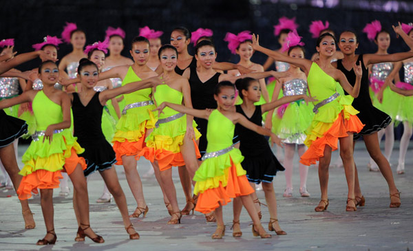 Dancers perform before the opening ceremony of the Shenzhen Universiade in Shenzhen, South China's Guangdong province, Aug 12, 2011. In the hours leading up to Universiade opening
