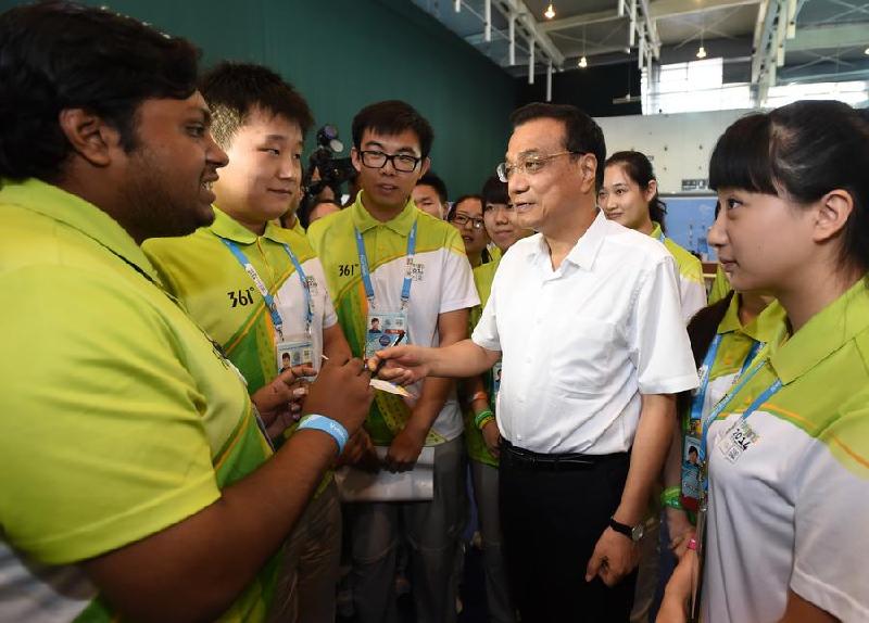Premier Li visits volunteers of Summer Youth Olympic Games