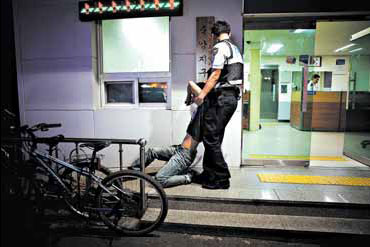 In Korea, drunkards test police