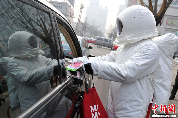山西街頭現“太空人” 向民眾發放PM2.5口罩