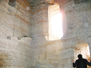 高山上的神秘黑洞 探尋商洛崖墓群(圖)