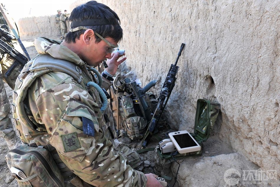 高清：世界最小無(wú)人機(jī)亮相 駐阿英軍成首批使用者