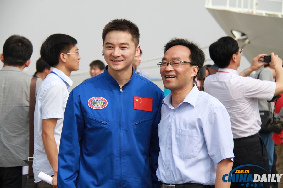 “蛟龍”號起航執行首個試驗性應用航次