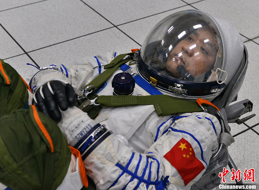 神舟十號乘組航天員訓(xùn)練密照曝光