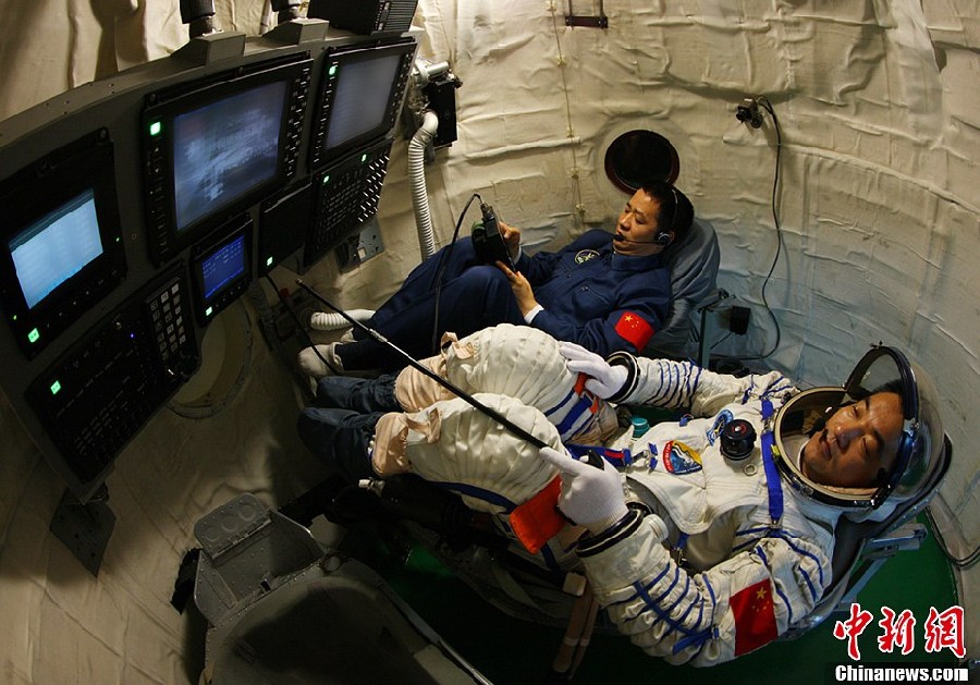 神舟十號(hào)乘組航天員訓(xùn)練密照曝光