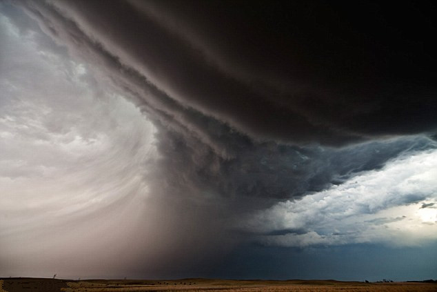 美女攝影師記錄巨獸般超級風暴云