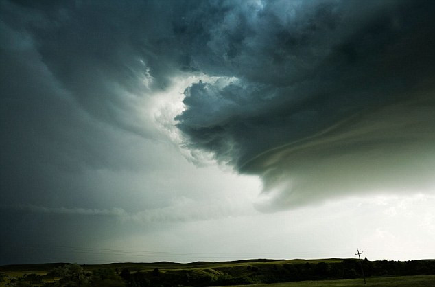 美女攝影師記錄巨獸般超級風暴云