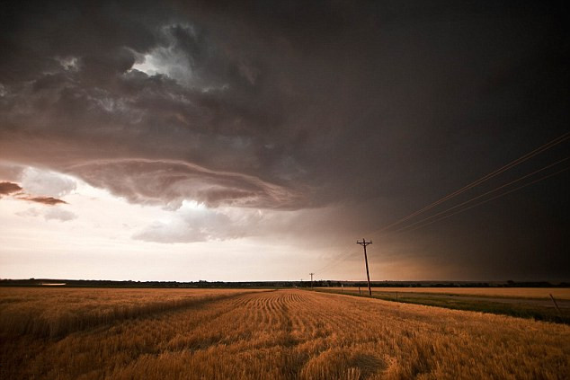 美女?dāng)z影師記錄巨獸般超級(jí)風(fēng)暴云
