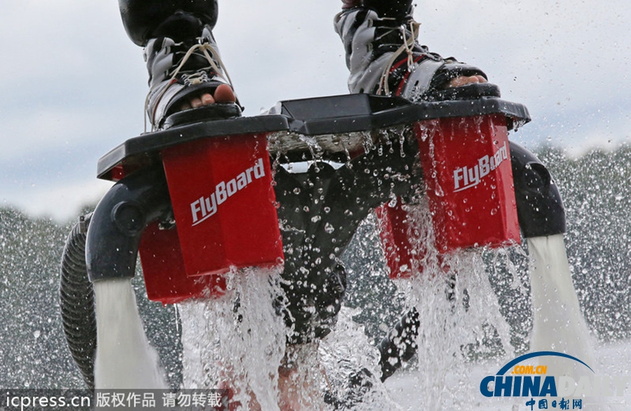 設計師打造噴氣式水上飛行器 人比海豚技高一籌