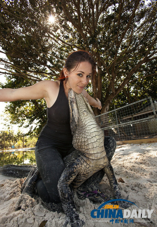 美女與野獸!妙齡女子每天與鱷魚搏斗(高清)